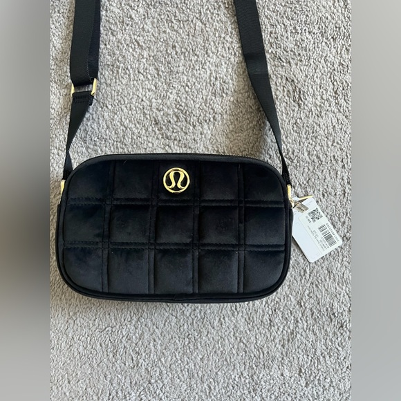 NWT Lululemon Crossbody Camera Bag 2L Black Velour - Picture 4 of 5